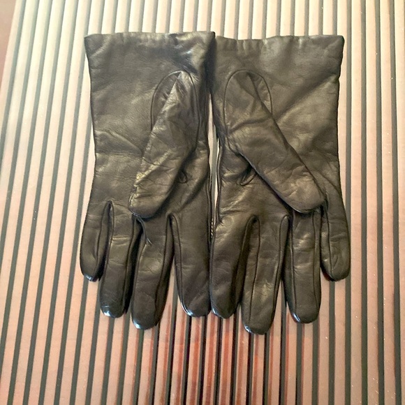 Women’s Black Leather withCashmere Lining Gloves. Size 6.5 - Picture 2 of 3